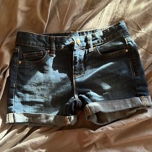 in great condition, never worn, dark/medium wash